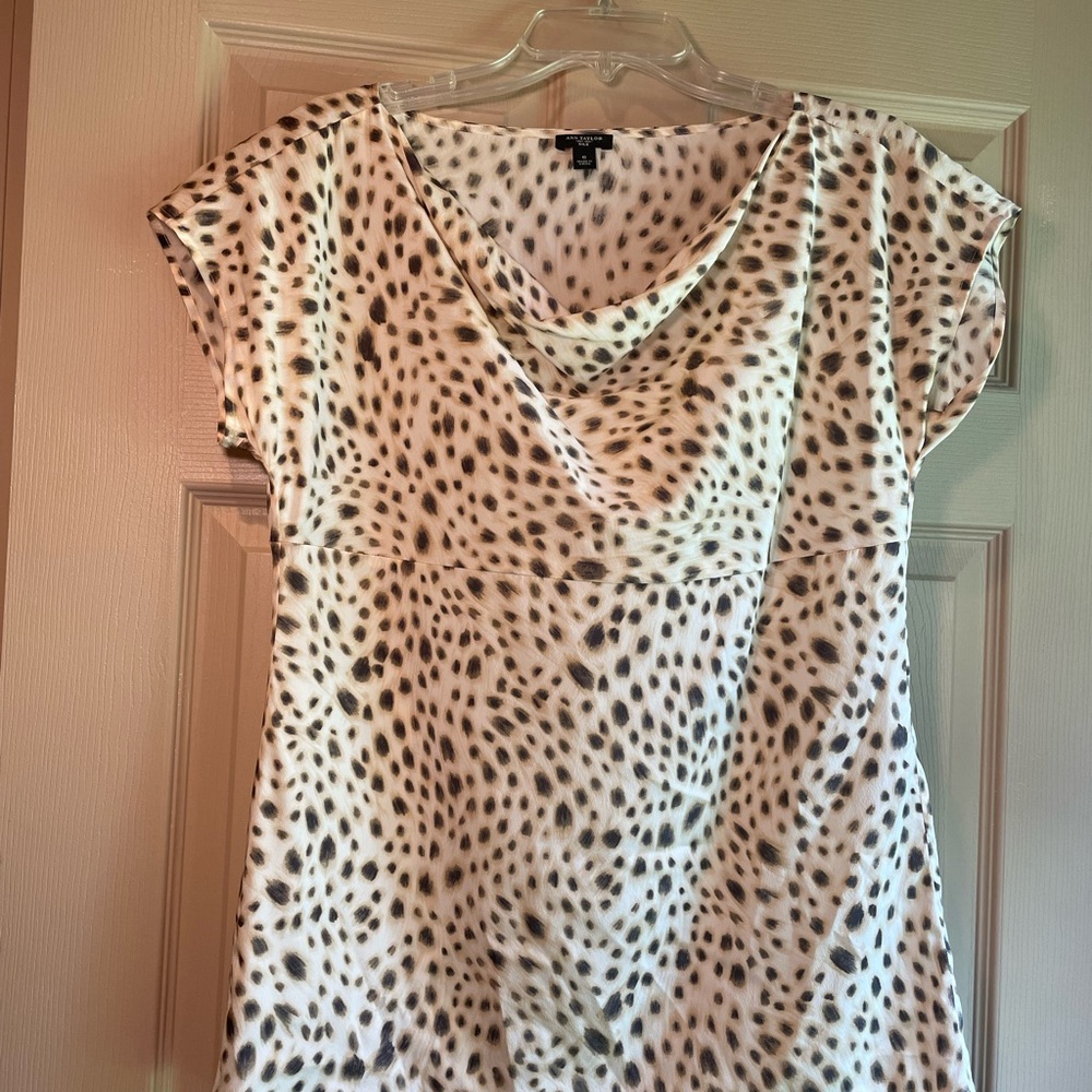 Ann Taylor Black and Cream Cap Sleeve Leopard Print‎ 93% Silk Blouse, Size 6